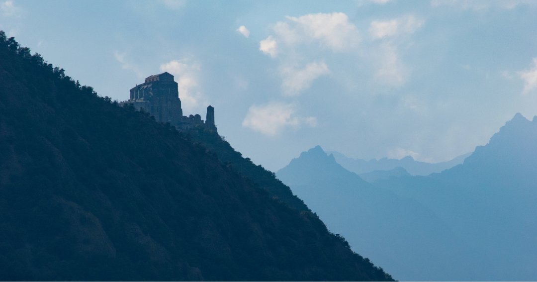 Ser_Cuello's tweet photo. La inmensidad de la Sacra di San Michele emergiendo entre las nubes y los Alpes.
Una de esas vistas que te recuerdan por qué vale la pena viajar. ¿Vertical u horizontal? Los leo. 👇 https://t.co/9LHAuQxx9X