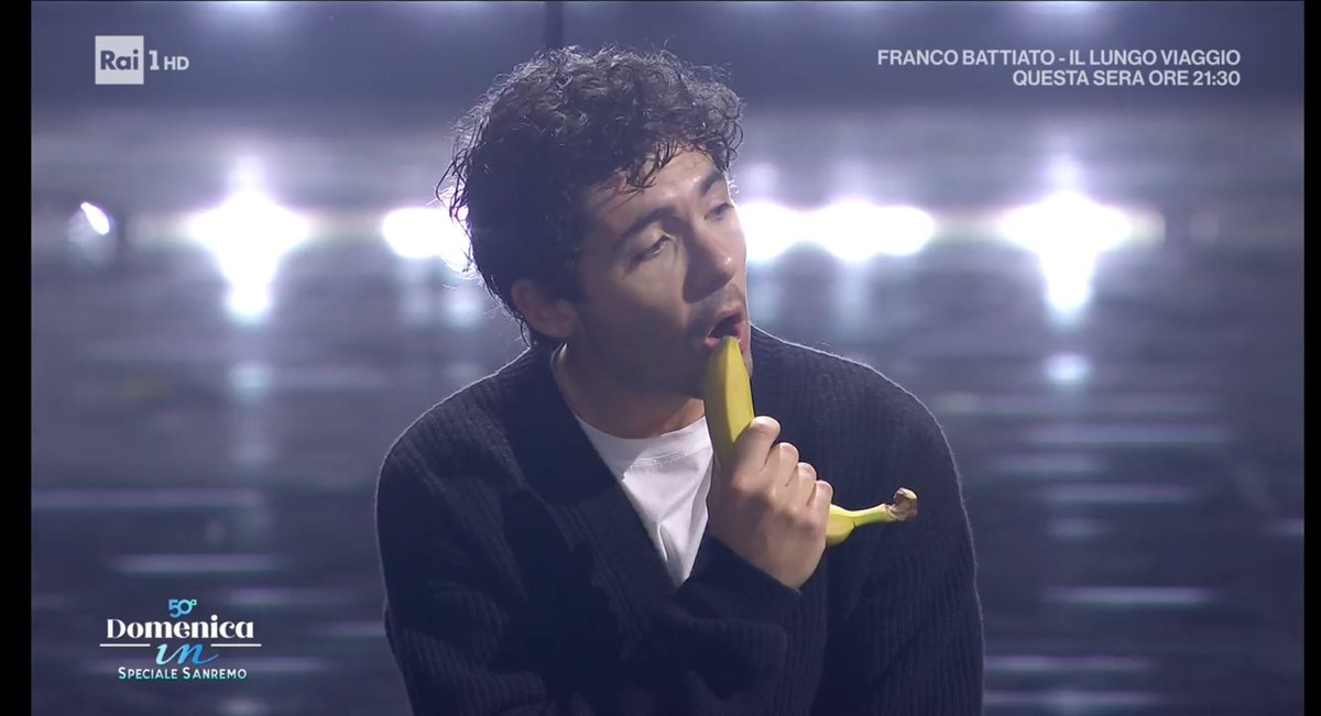 LaDeGi83's tweet photo. Nuova definizione di Re sulla Treccani 
#domenicain #Sanremo2026 https://t.co/rVGzBTHeiy