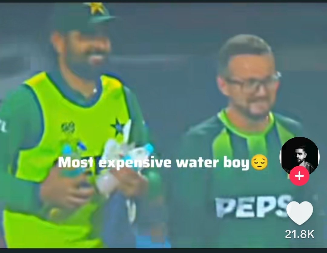 یہی وہ بابر ہے جس نے سرفراز کو واٹر بوائے تک محدود کر دیا تھا،
اور آج وقت نے ایسا پلٹا کھایا ہے کہ بابر خود واٹر بوائے بنا ہوا ہے۔
سچ ہے، جیسا کرو گے ویسا ہی بھرو گے۔