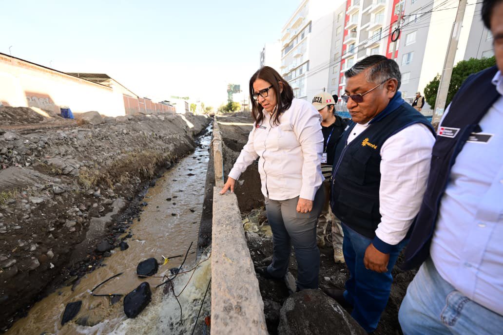 MinamPeru's tweet image. #NotaDePrensa | Desde #Arequipa, la ministra del Ambiente, Nelly Paredes del Castillo, supervisó los trabajos de limpieza que realizan en coordinación con las autoridades locales y el sector privado tras las lluvias registradas en la zona.

Desde el Ministerio del Ambiente