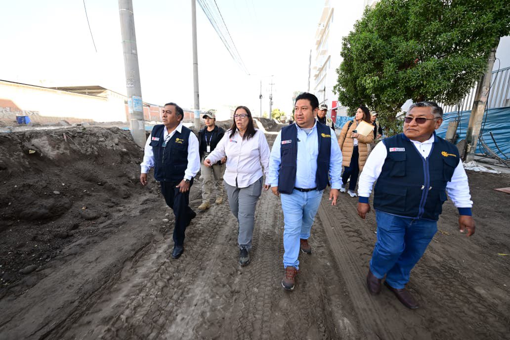MinamPeru's tweet image. #NotaDePrensa | Desde #Arequipa, la ministra del Ambiente, Nelly Paredes del Castillo, supervisó los trabajos de limpieza que realizan en coordinación con las autoridades locales y el sector privado tras las lluvias registradas en la zona.

Desde el Ministerio del Ambiente