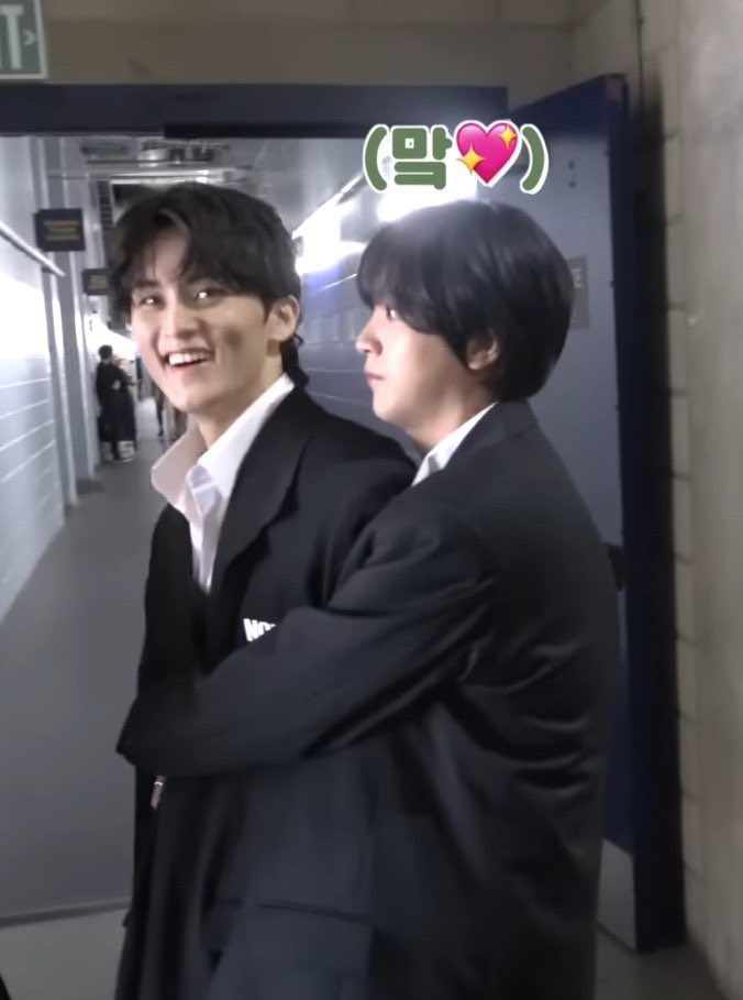 รูปนี้น่ารักง่าาาาาา😭😭😭😭😭😭😭😭😭 ไอ้อ้วมมกมบ้อกเลย นางกอดแฟนไว้อะ น่าเอนดุโพดดดด5555555555555555 อิจฉาพี่ม้าคที่มีแฟนน่าแกล้งน่ากอดขนาดนี้