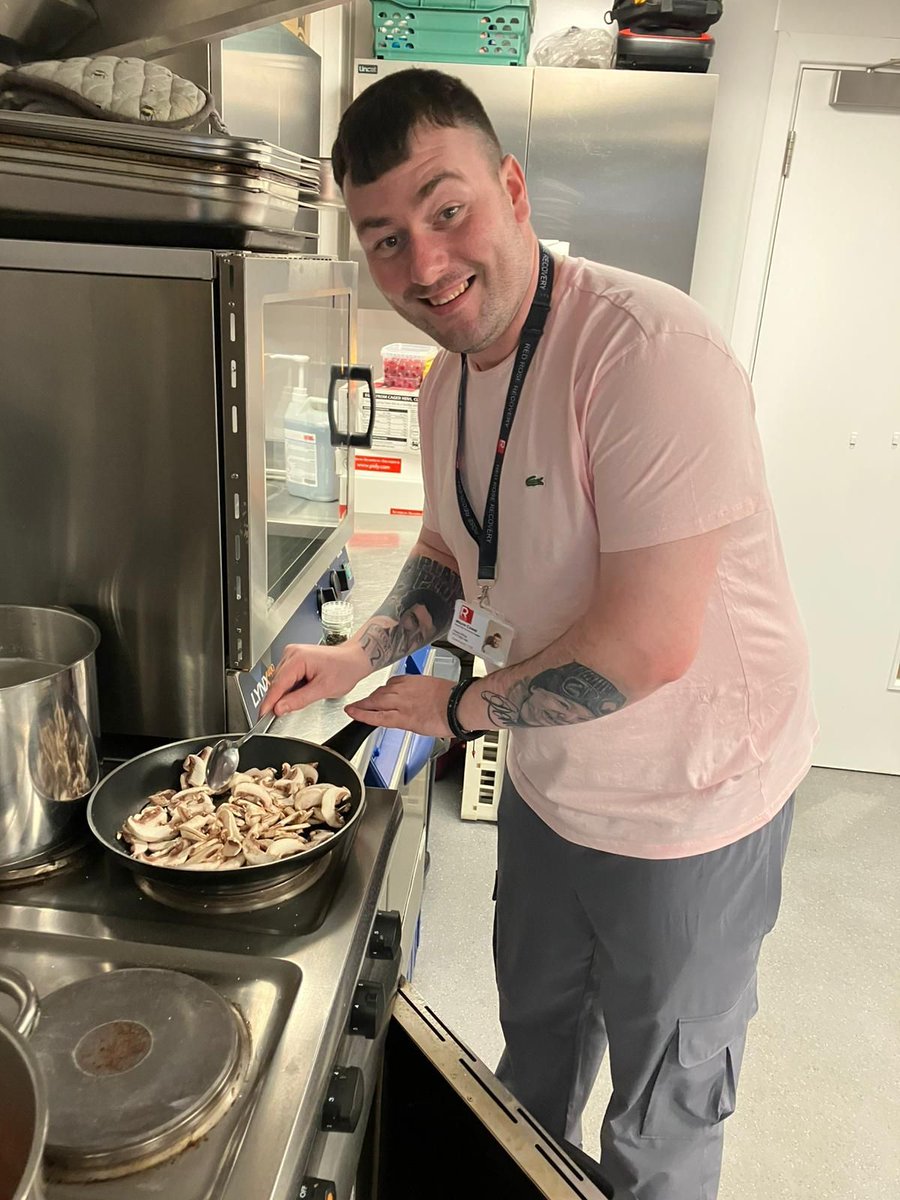 RRR_LUF's tweet image. One Pot Cooking 🍝👩‍🍳

A fantastic session for the One Pot cooking group creating a traditional Italian sauce with pasta and garlic bread. Brilliant connection, teamwork, and lots of fun in the kitchen as always!

#CookingTogether #RootsCommunity #RedRoseRecovery