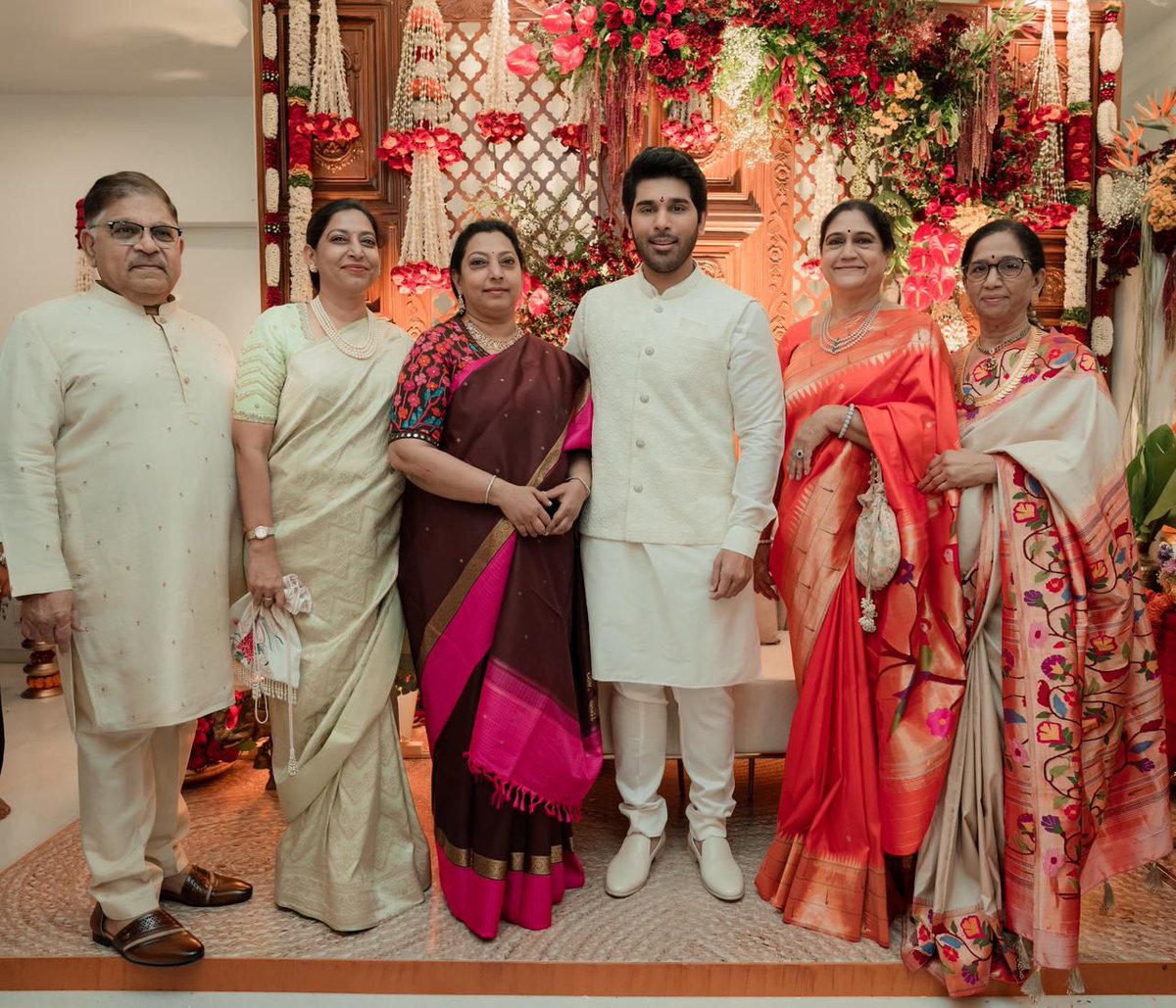greatandhranews's tweet image. Beautiful glimpses from @AlluSirish bridegroom ceremony, filled with rich traditions, heartfelt joy, and wonderful family celebrations

@alluarjun #BridegroomCeremony #WeddingVibes #FamilyCelebrations #Tradition #AlluFamily