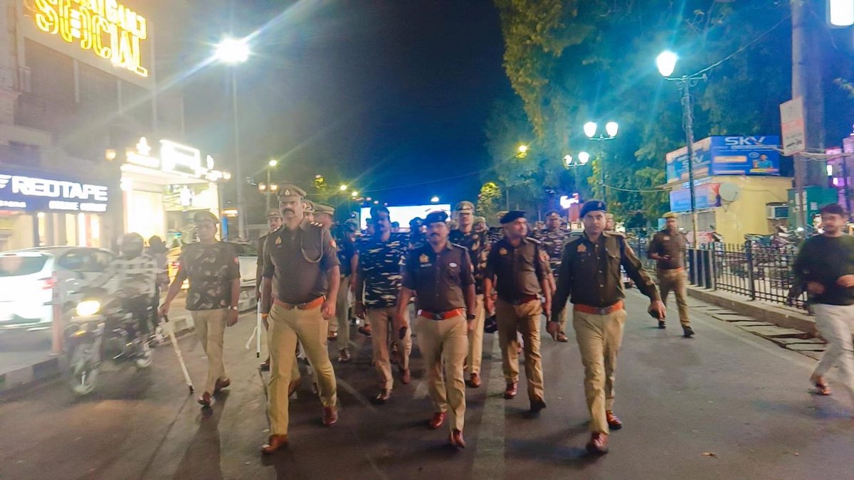 lkopolice's tweet photo. आगामी #होली पर्व व #रमजान_माह के दृष्टिगत @LkoCp के निर्देशन में कानून, शांति एवं सुरक्षा व्यवस्था बनाए रखने हेतु #ADCP_CENTRAL,#ADCP_TRAFFIC द्वारा मय पुलिस बल मध्य जोन क्षेत्रान्तर्गत महत्वपूर्ण स्थानों/मार्गों/चौराहों पर #पैदल_गश्त कर रखी जा रही सतर्क दृष्टि।

@Uppolice https://t.co/8fXtK7RqPn