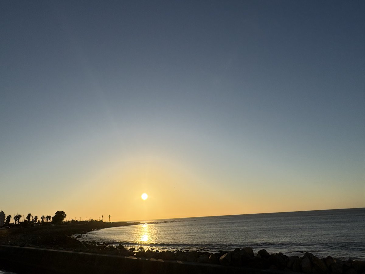 AlbertJllo's tweet photo. Morning stroll #morningRun #sunrise #Montevideo https://t.co/b2lYGC97gs