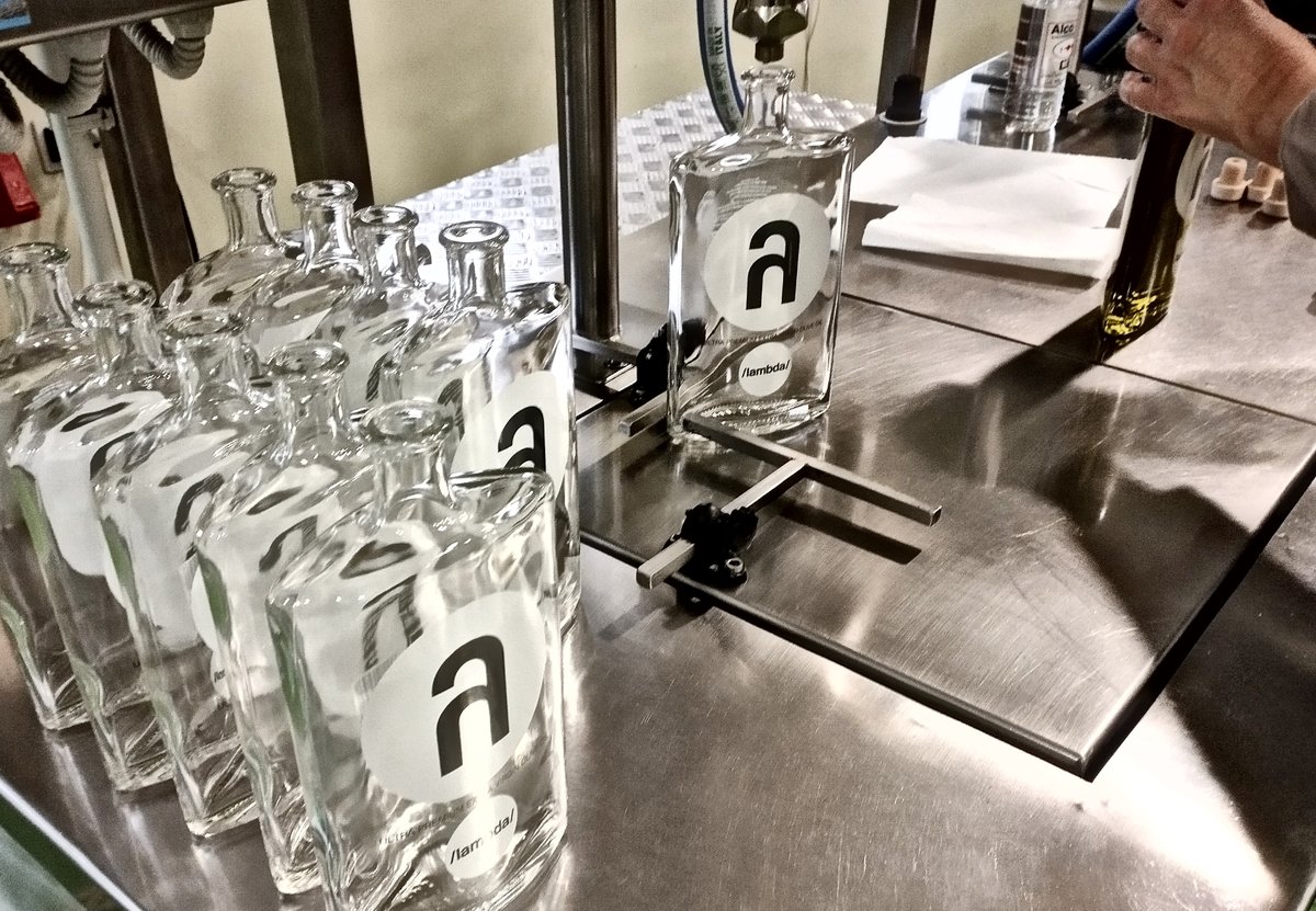 Speironcompany's tweet photo. 🔎Detail matters. 🚩
🔴It takes eight pairs of hands and equal sets of eyes 🤷‍♀️🤷 👀in order to ensure minimum oxidation and maximum attention to detail.👌

💃Live your own λ /lambda/ experience 👉 https://t.co/0WxUk6WUOz

#lambdaoliveoil  #luxury_food #bottling_entirely_by_hand https://t.co/Wydje7gUj5