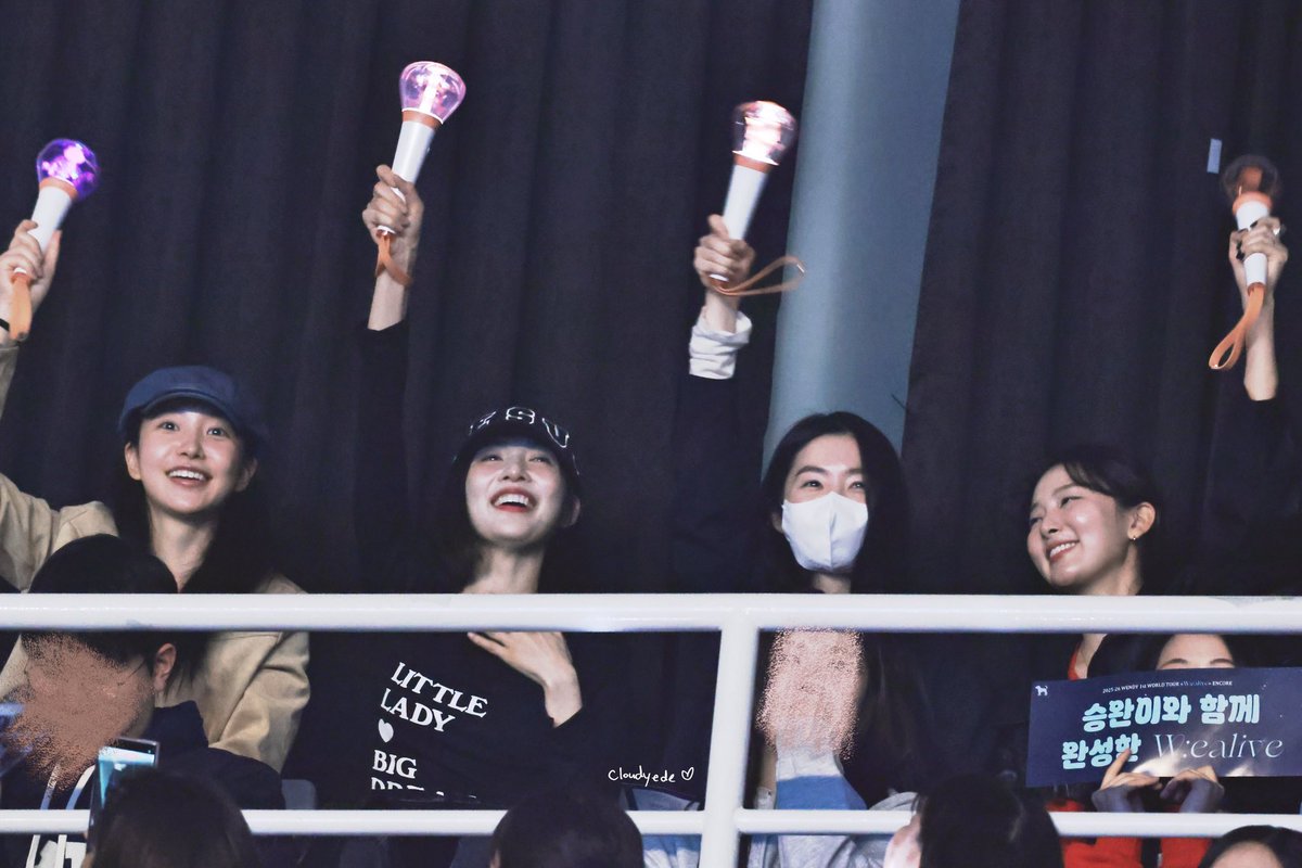 baedeulgi's tweet photo. The stage is in front seulgi u fucking lesbian https://t.co/zWB8fRoyPg