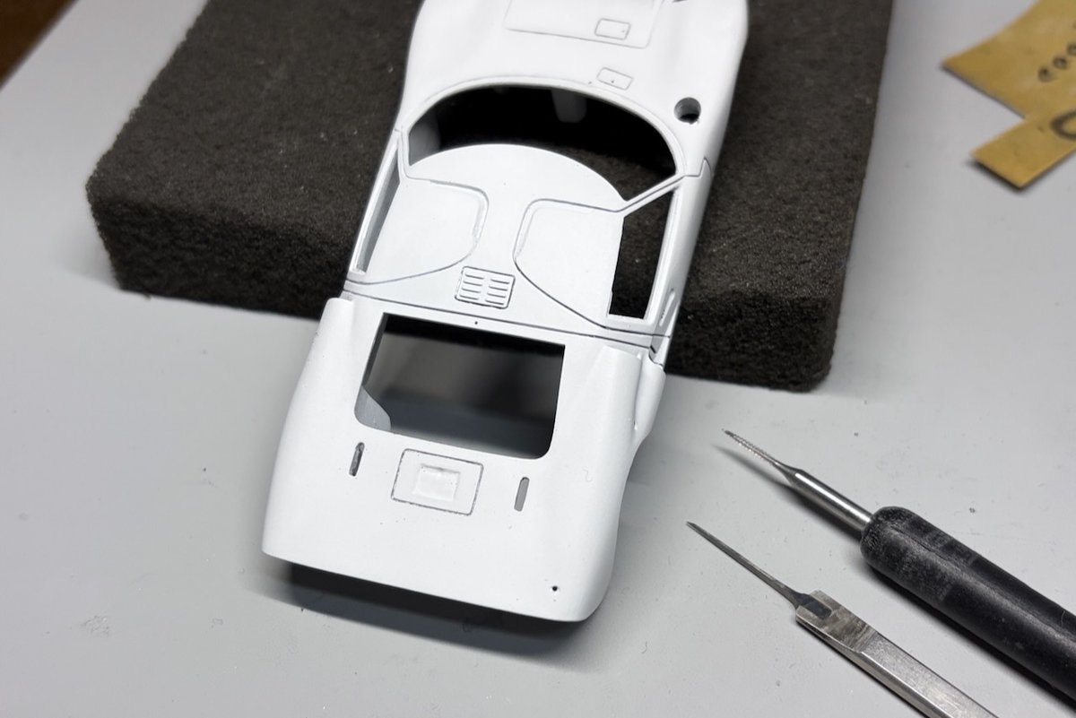 サフの塗膜で埋まりかけたパネルラインを整えるには、全周に刃の付いた