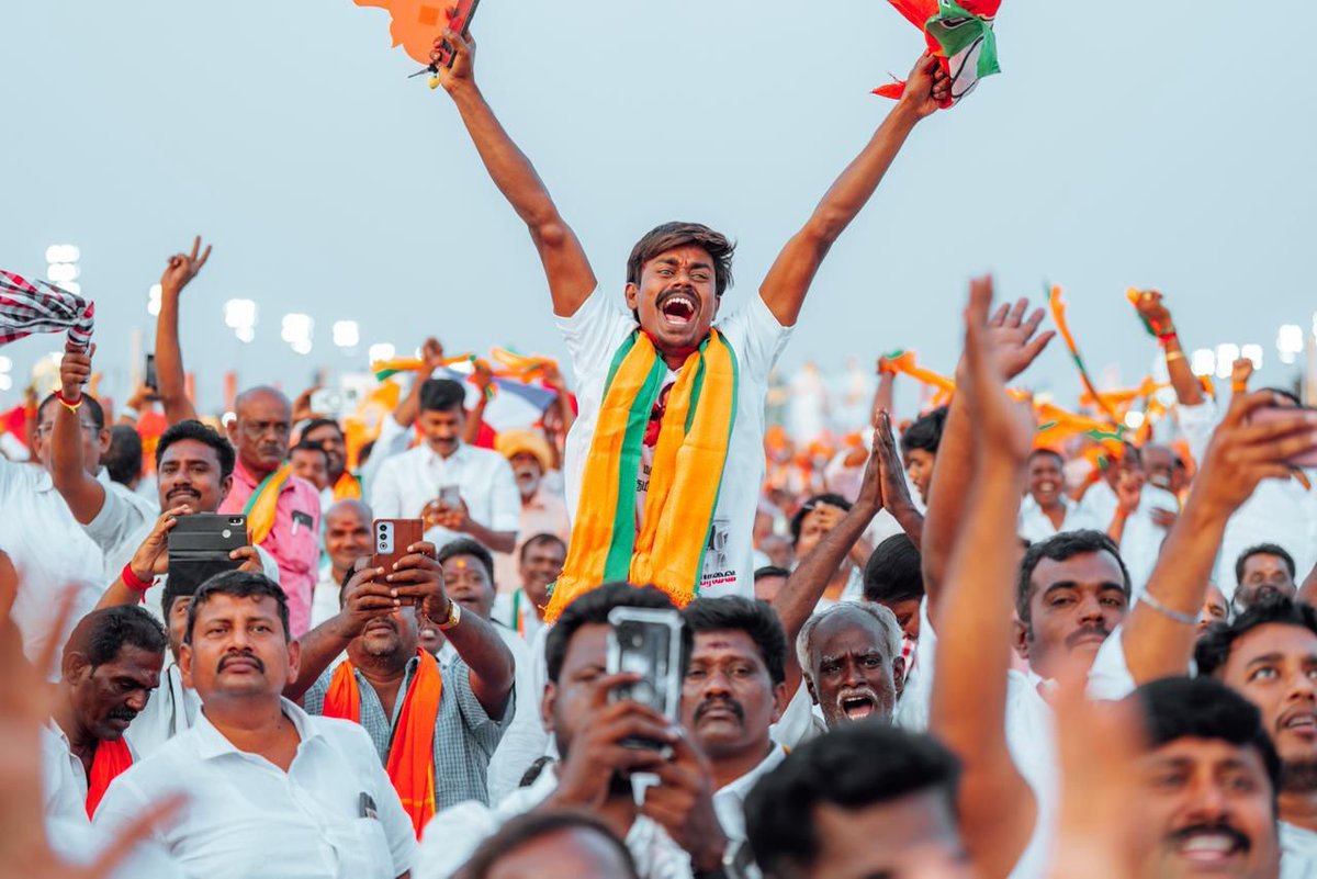 மதுரை மண்ணெங்கும் ஒலித்த நமது கூட்டணியின் வெற்றி முரசு!

சங்கம் வைத்துத் தமிழ் வளர்த்த மதுரை மாநகரில் இன்று நடைபெற்ற பொதுக்கூட்டத்தில் உரையாற்றிய நமது மாண்புமிகு பாரதப் பிரதமர் திரு. <a href="/narendramodi/">Narendra Modi</a> அவர்கள், தீயசக்தி திமுகவினை அரியணையில் இருந்து அகற்ற அயராது பாடுபட்டுக்