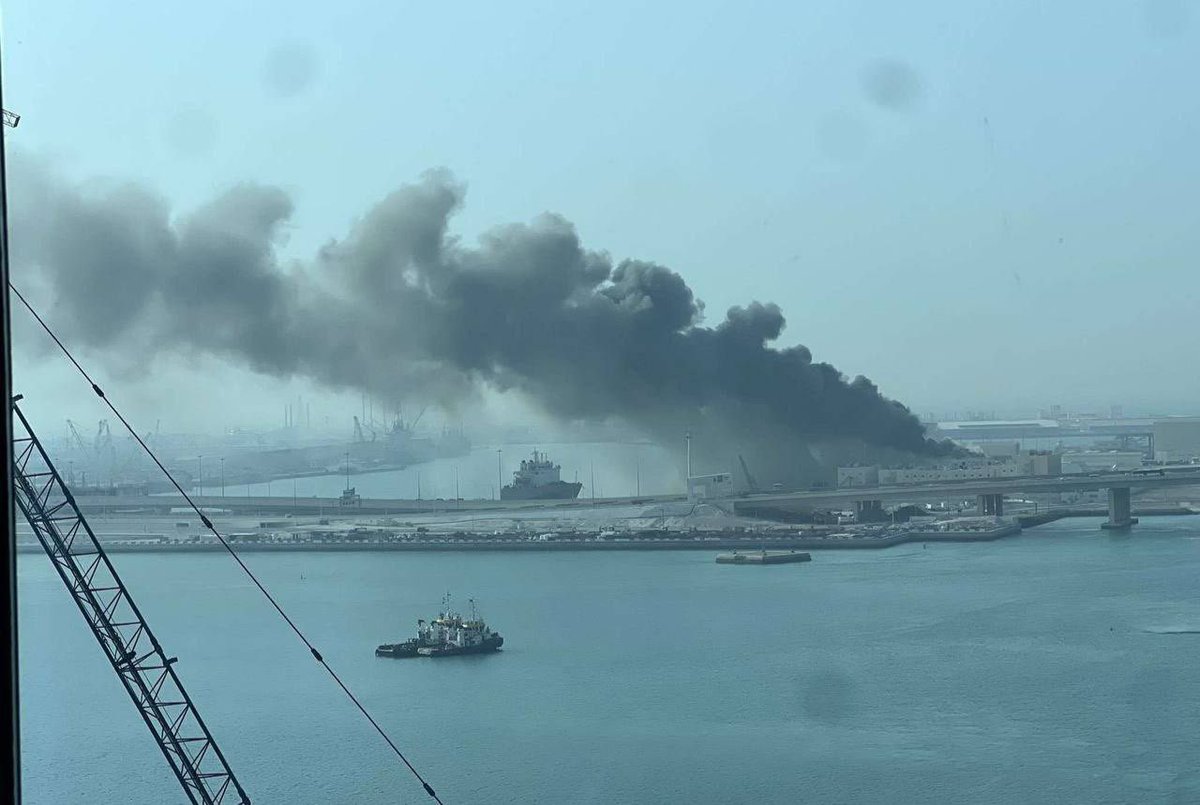 GlobeEyeNews's tweet photo. BREAKING:
Iran strikes a naval base in Abu Dhabi. https://t.co/6oqfD6UIls