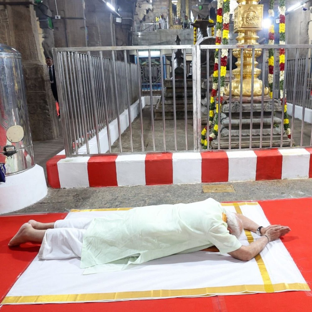 प्रधानमंत्री <a href="/narendramodi/">Narendra Modi</a> ने सबकी शांति, समृद्धि और कल्याण के लिए आज भगवान मुरुगन के समक्ष दंडवत प्रणाम किया. सबका कल्याण हो, सभी दुखों का अंत हो. सभी स्वस्थ और प्रसन्न रहें.