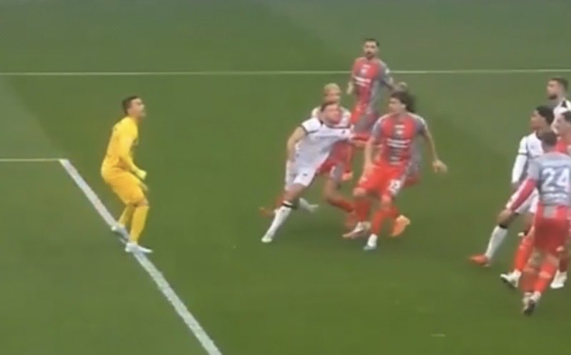 Netta trattenuta di #Luperto alla maglia di #Fullkrug in #CremoneseMilan, per Massa e VAR tutto regolare 

#MarottaLeague