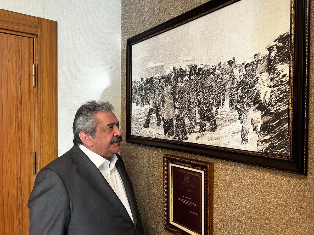 1 Mart 1977 İstanbul/Murat Paşa Cami önü.
Şehit Mustafa Erol’un Cenazesi…
Onlar bizim çocuklar …
Ülkü Ocaklılar.. O mübarek Ocağa göğüsleri ile ateş, gözleriyle su taşıdılar yıllarca.. 
Hepimiz gibi .