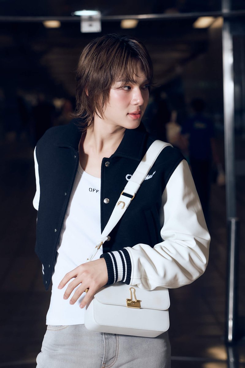 otpcnews's tweet photo. เริ่ดเกินร้อย ! ส่องแอร์พอร์ตลุคของ "นุนิว ชวรินทร์" @CwrNew  ก่อนบินลัดฟ้าสู่กรุงปารีส ประเทศฝรั่งเศส เพื่อร่วมชมแฟชั่นโชว์ Off-White Fall/Winter 2026  โดย IB Kamara ในวันที่ 5 มีนาคม 2569 เวลา 17.30 น. ตามเวลาประเทศไทย

ZEENUNEW GO TO PARIS FW

#NuNew #ZeeNunew
#ZeeNunewWithOffWhite
#OffWhiteFW26
#OffWhite