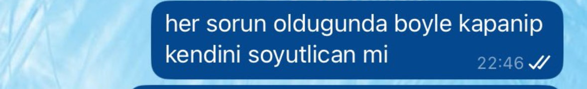 tam olarak şurada kendini böyle soyut soyut cümleler kurduran bir ikna çabasının içinde bulduğun o an, o ilişkiden bi halt olmadığını tüm benliğinle kavramışsındır da hani işte girişilmiş bir ikna çabasını başladık madem diye görev icabı bitirmek için cümleleri uzatırsın…