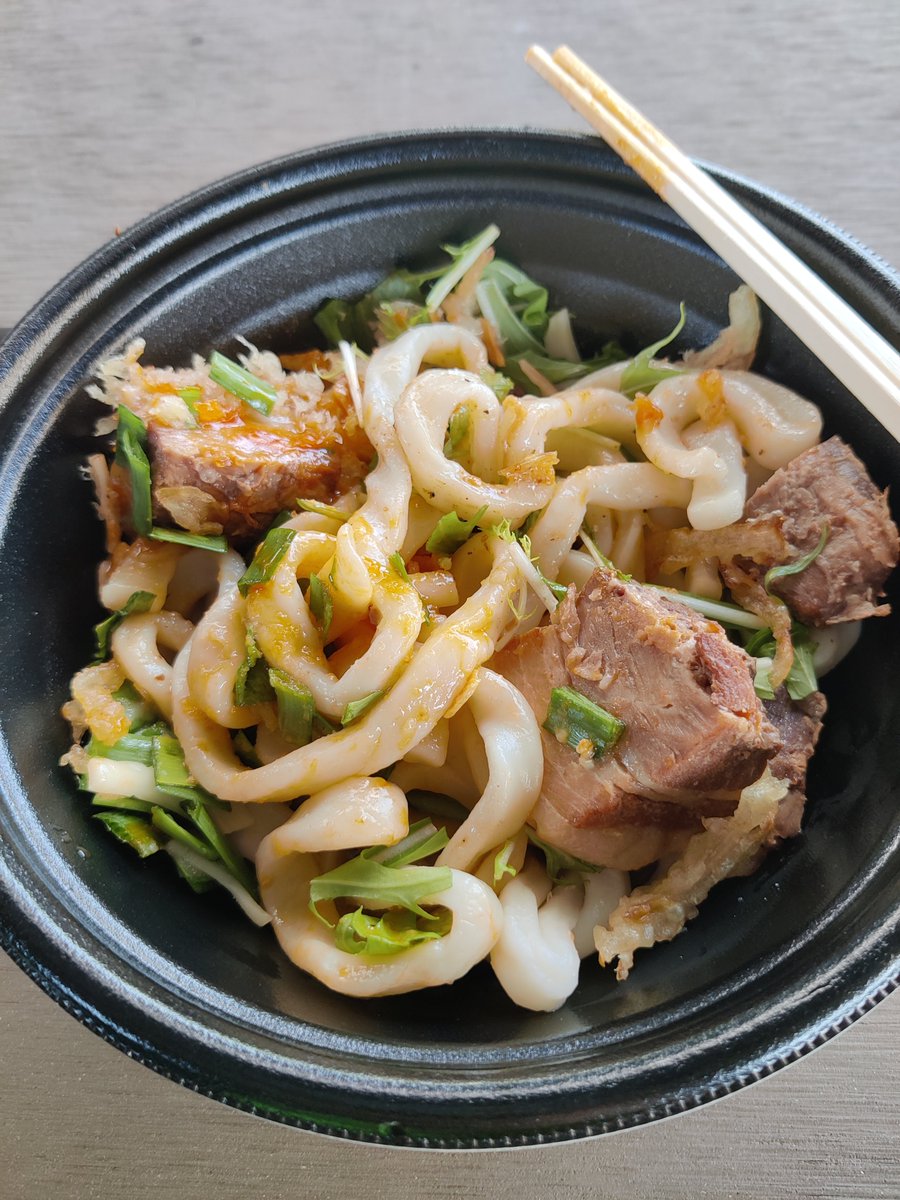 栃木シティのスタグルにある栃木製麺の『まぜうどん』って「なんかヤバいもの入ってるんじゃないか？」というくらい中毒性あるな。
観戦ポストの補足書いてたら思い出して食べたくなってきてる。
混ぜる前の写真がなく、こんなのでごめんなさい。（…と言いながら、食べた人を道連れにする自爆飯テロ）