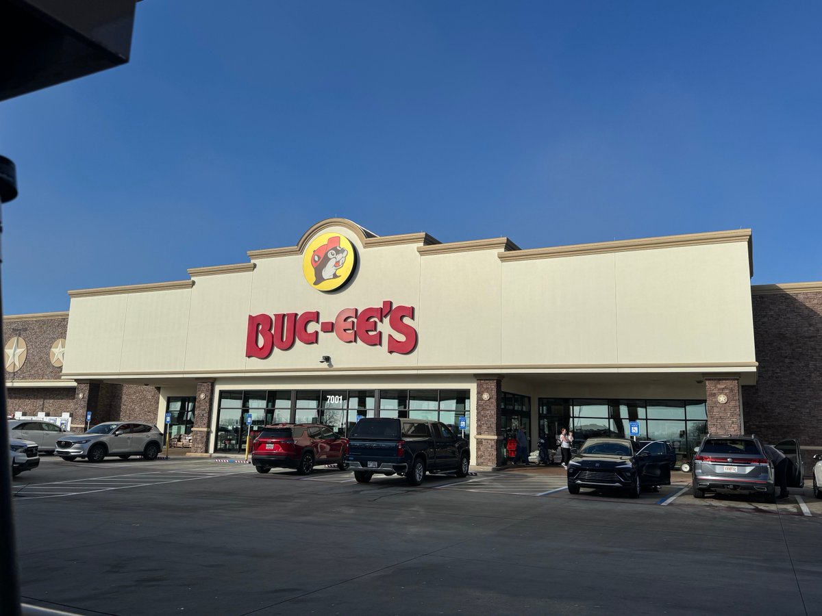 JustA_GopherFan's tweet photo. Wow, Buc-ee’s couldn’t be more popular. It’s 9am on a Sunday morning and there are well over 50 cars getting gas… https://t.co/cdQZfxeJFy