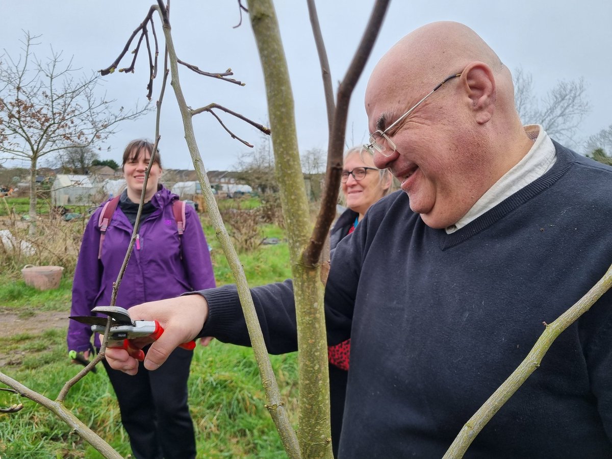 fruitnutvillage's tweet image. We've completed our triple orchard #WinterPruning workshop at #HazelwellFarmAllotments #Stirchley. The rain kept at bay.
Thank you for the visit #KamelHawash