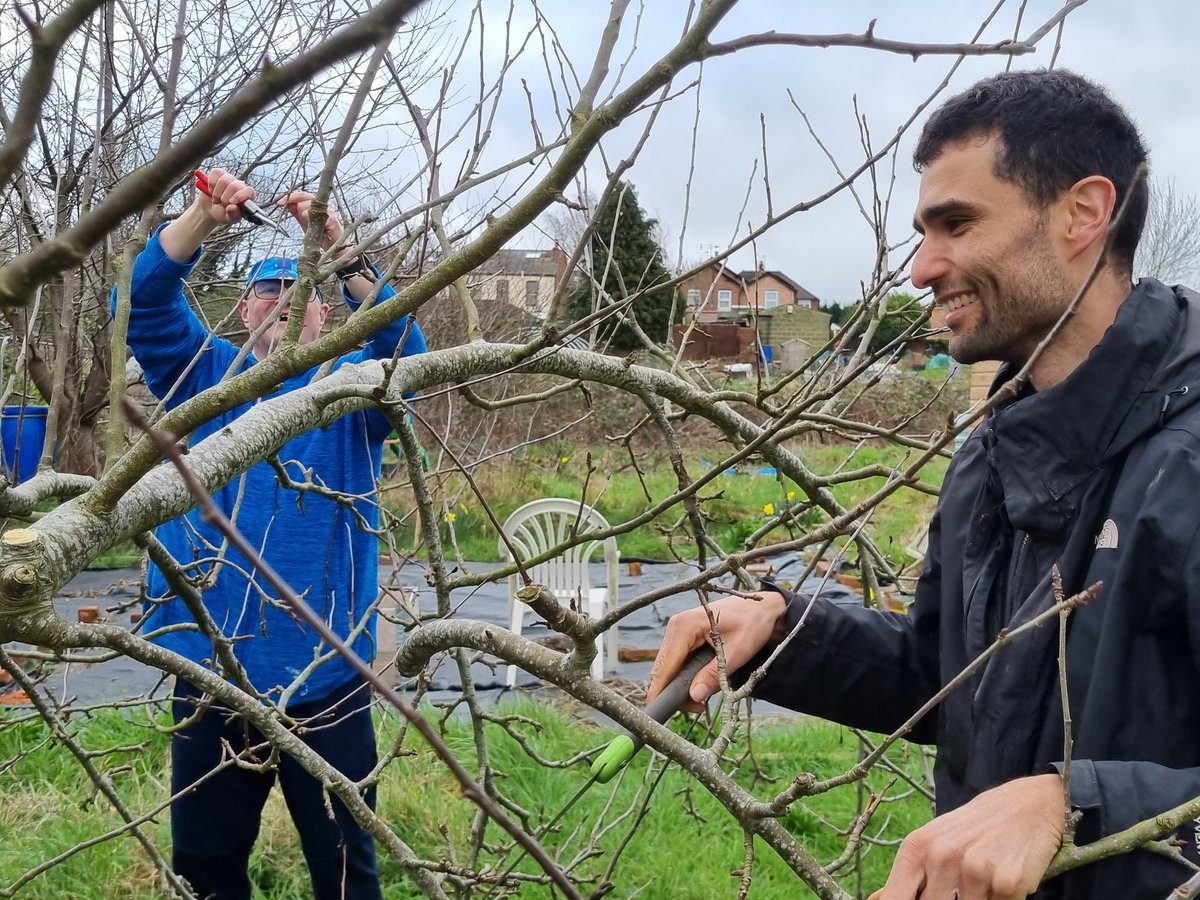 fruitnutvillage's tweet image. We've completed our triple orchard #WinterPruning workshop at #HazelwellFarmAllotments #Stirchley. The rain kept at bay.
Thank you for the visit #KamelHawash