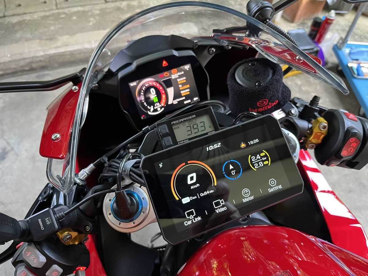 omeki51's tweet photo. 【スピトリ1200RR日誌】
🇹🇭スマートライドモニター(ドラレコ付)を装着。前後カメラはステーで固定できる適当な場所がないので今回は熱に強い両面テープで固定。日本代理店仕様じゃないため何と日本語選択不可で英語を選択。来週のミニツーで試走します🏍️

#SpeedTriple1200RR
#CHIGEE
#AIO5Lite https://t.co/SYT3Idm5Ui