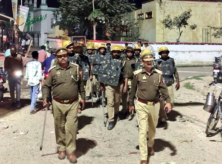 Ankitdubeypress's tweet photo. 1️⃣ होली पर्व को लेकर शादियाबाद पुलिस अलर्ट,क्षेत्र में निकाला फ्लैग मार्च
2️⃣ थाना प्रभारी पवन कुमार उपाध्याय के नेतृत्व में पैदल गश्त, शांति व्यवस्था पर जोर
3️⃣ अराजक तत्वों को चेतावनी गड़बड़ी करने वालों पर होगी कार्रवाई
4️⃣ बाजार, गांवों में पुलिस की सख्त निगरानी @ghazipurpolice https://t.co/lC4nTPVMVO