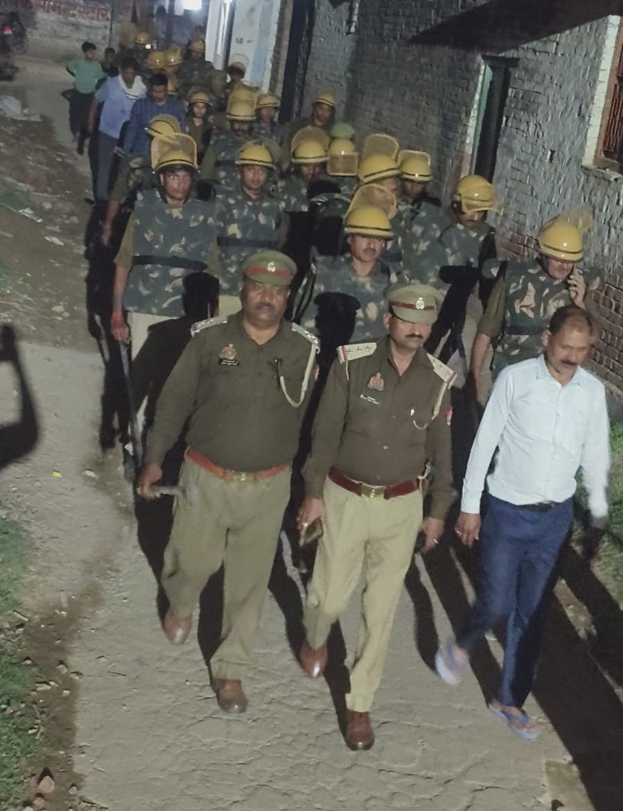 Ankitdubeypress's tweet photo. 1️⃣ होली पर्व को लेकर शादियाबाद पुलिस अलर्ट,क्षेत्र में निकाला फ्लैग मार्च
2️⃣ थाना प्रभारी पवन कुमार उपाध्याय के नेतृत्व में पैदल गश्त, शांति व्यवस्था पर जोर
3️⃣ अराजक तत्वों को चेतावनी गड़बड़ी करने वालों पर होगी कार्रवाई
4️⃣ बाजार, गांवों में पुलिस की सख्त निगरानी @ghazipurpolice https://t.co/lC4nTPVMVO