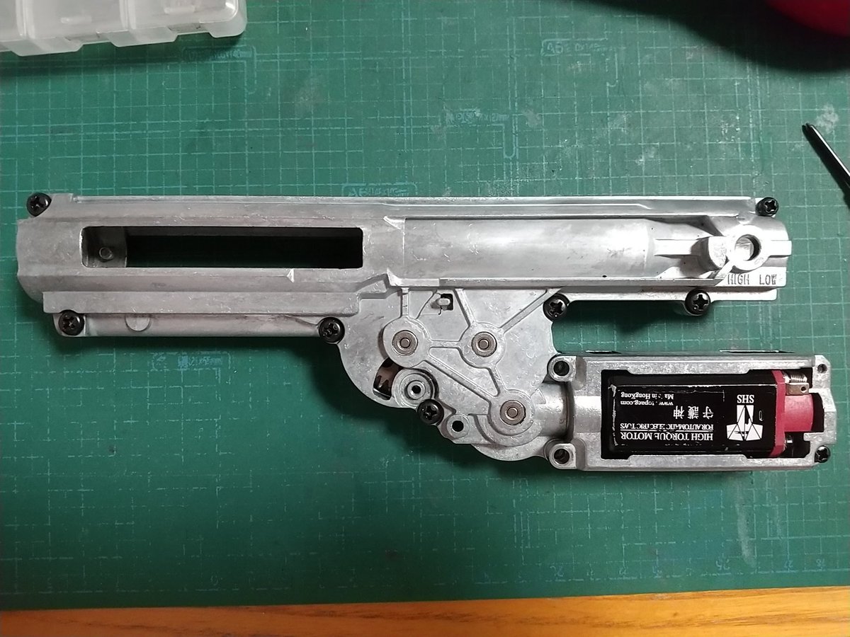 unitama53's tweet photo. L85組み直し。
ICS、分解のことよく考えた作りになっていてかなり好印象。モーターハウジングの余計と思ったこのネジ、これがあることで���ム調整がすごくやりやすい。そのためとしか思えない。
カットオフレバーが不安だから部品の供給さえ問題なければ完璧。
#ICSairsoft #ICS #L85 https://t.co/KtfcXqX07W