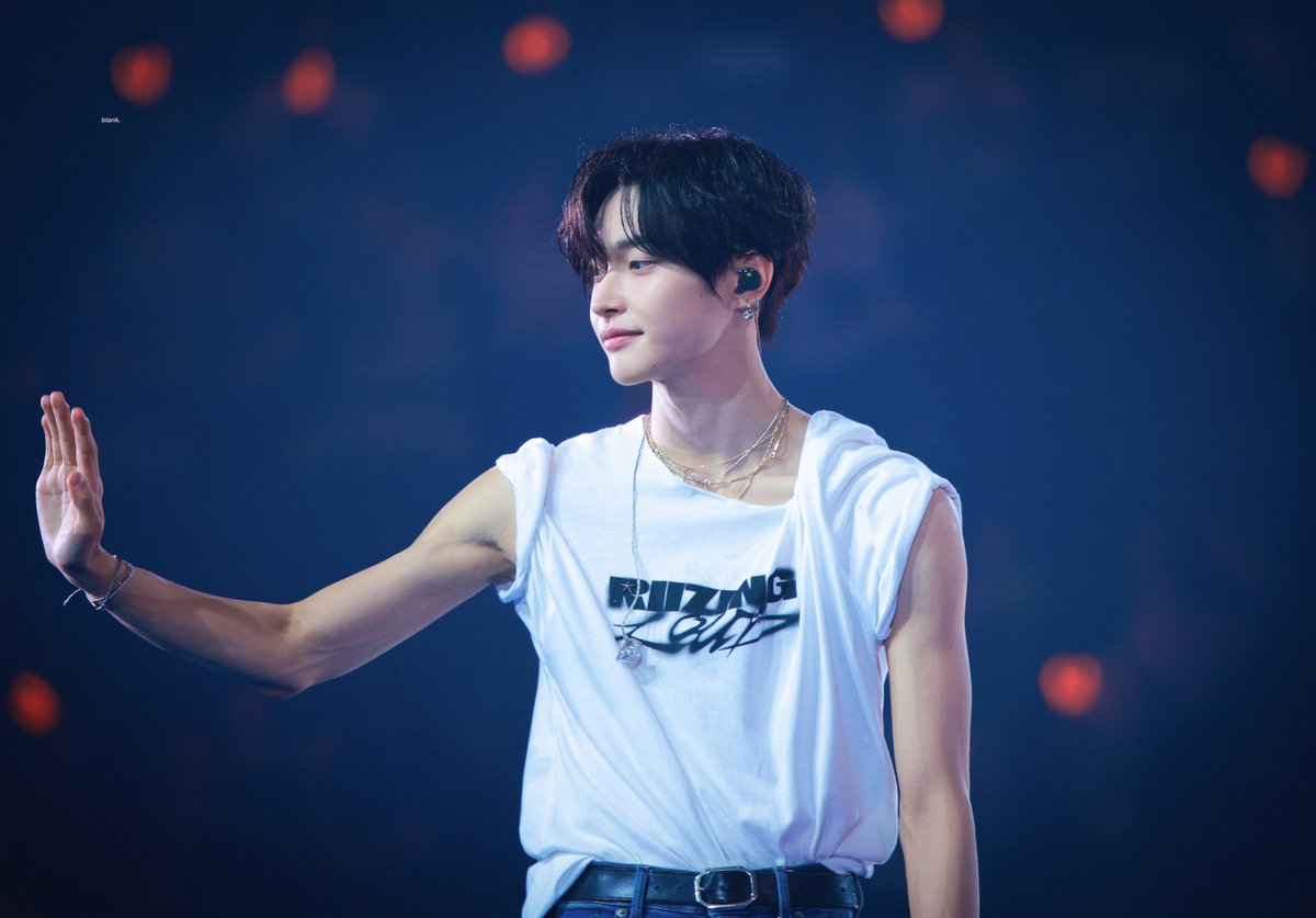 blank_wb's tweet photo. 🐈‍⬛☆° ୨୧ ‧₊° 🎸
#원빈이가_여는_3월의도입부
#OurStarWONBINDay https://t.co/Hr9DRvYIb9
