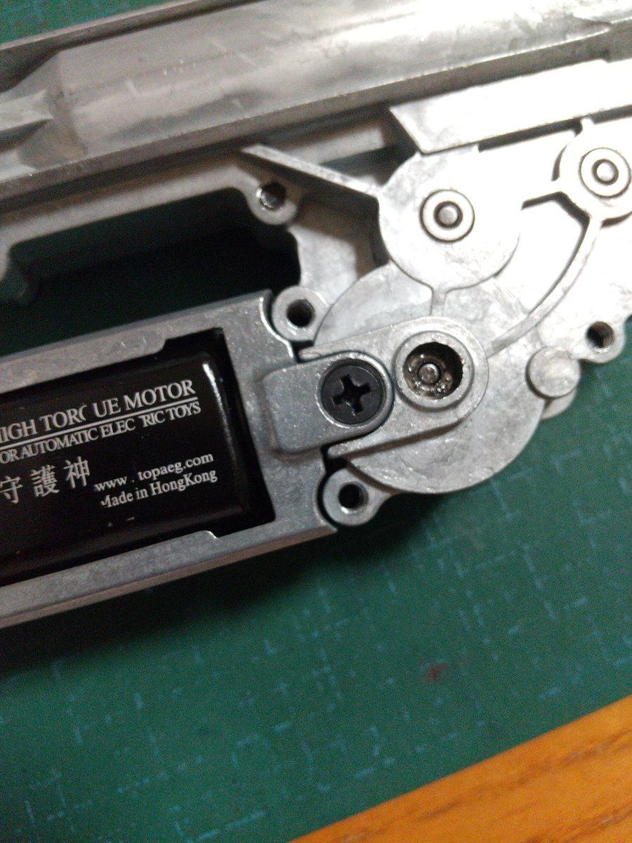 unitama53's tweet photo. L85組み直し。
ICS、分解のことよく考えた作りになっていてかなり好印象。モーターハウジングの余計と思ったこのネジ、これがあることで���ム調整がすごくやりやすい。そのためとしか思えない。
カットオフレバーが不安だから部品の供給さえ問題なければ完璧。
#ICSairsoft #ICS #L85 https://t.co/KtfcXqX07W
