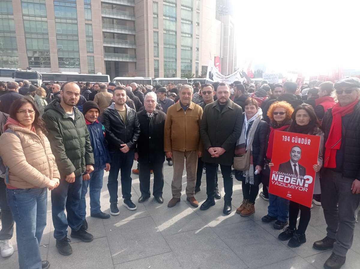 ozgurilcekartal's tweet photo. Seçilmiş Belediye Başkanlarımız hakkında aylardır tek bir satır iddianame dahi hazırlanmamış olmasına karşı ses yükseltmek için bugün İstanbul Adalet Sarayı’ndaydık.

Hukukun siyasallaştırılmasına, seçmen iradesinin yok sayılmasına karşı adalet talebimizi bir kez daha hep birlikte dile getirdik.