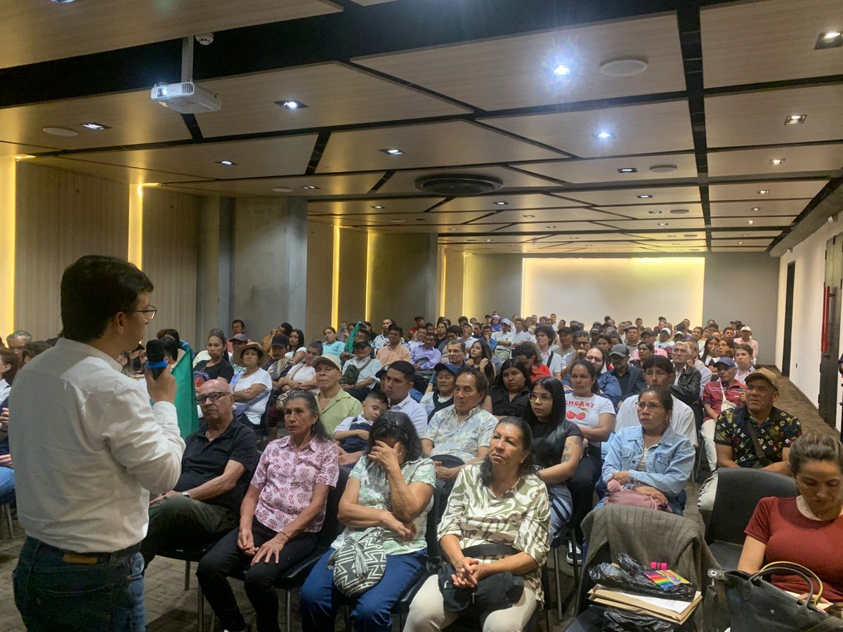 JesusChuchoGue1's tweet photo. Reunión de campaña en Pereira. Somos muchos los hombres y mujeres del pueblo los que actuamos como fogoneros de la lucha civil por la Soberanía Nacional. 

Soberanía para aprovechar y desarrollar la riqueza y la cultura  nacional en favor de todos los colombianos. https://t.co/LnPVZ9k11k