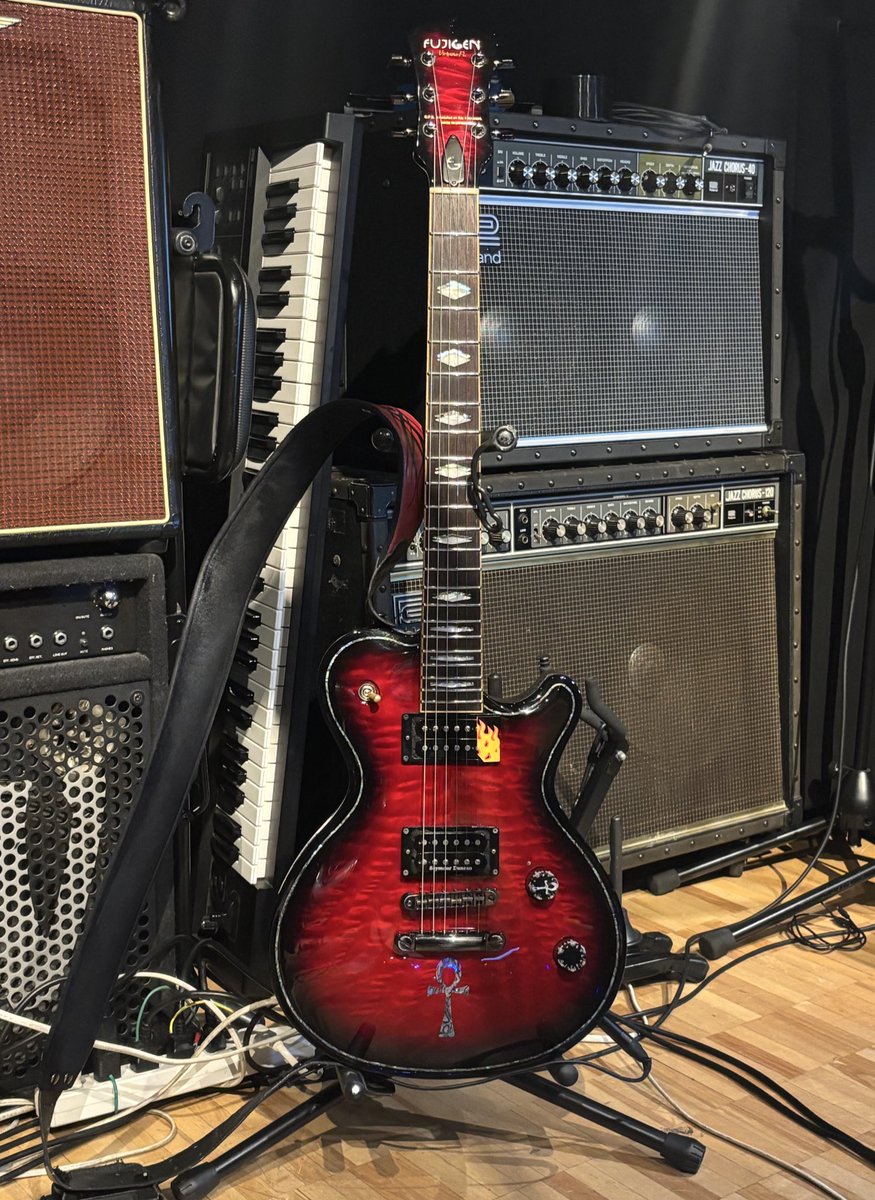 SLY440gibson's tweet photo. ケンパーのスイッチ踏める距離でした😃毎回思うんやけど🧐めちゃくちゃ音ええんよね〜‼️
花粉飛び過ぎ以外最高の1日でした🤧
#SHARA
#石原愼一郎
#HellGuitar
#HellTalk https://t.co/CHMYhH4aRs