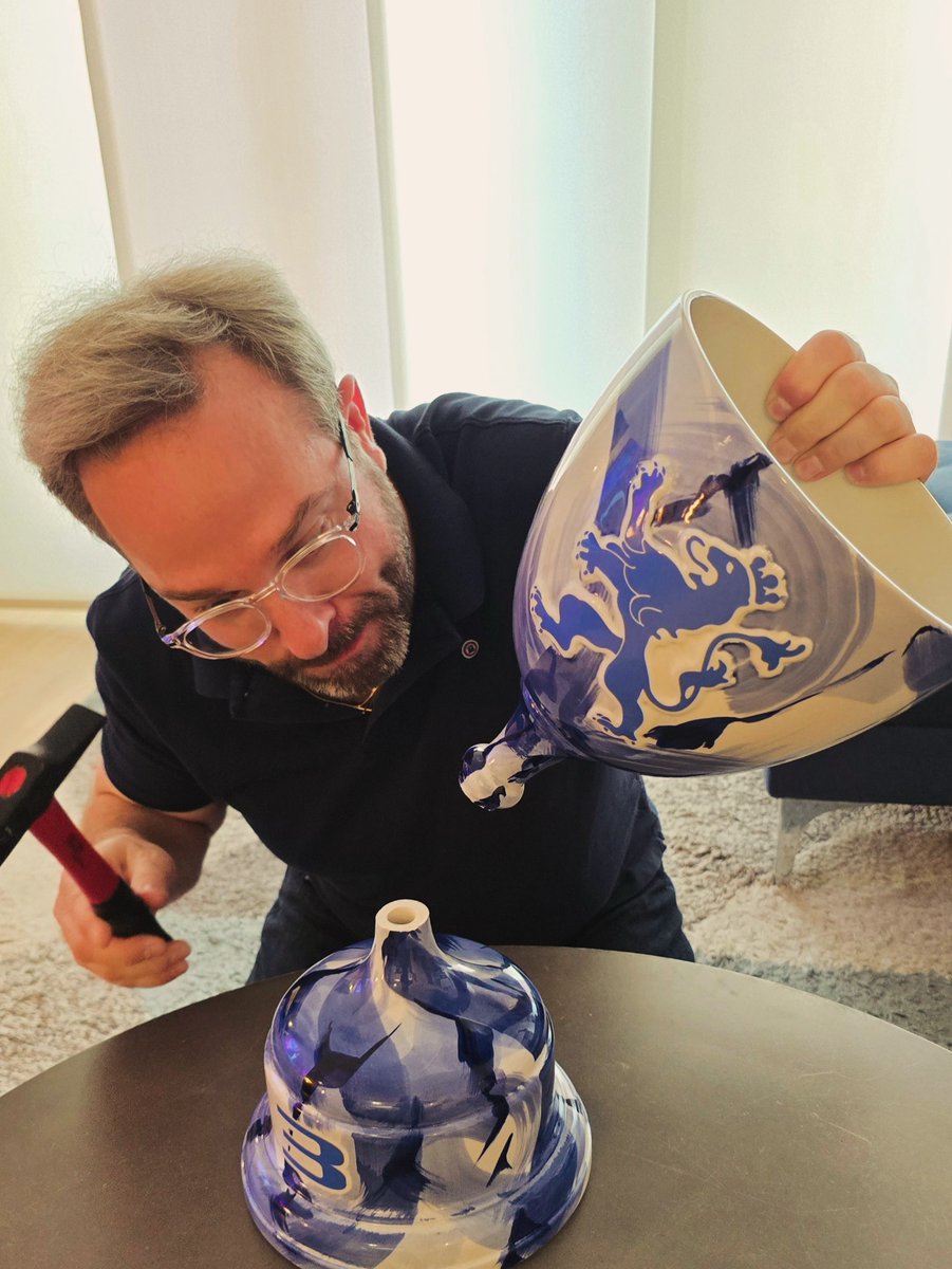 Julien_FEBREAU's tweet image. Moi, le Dimanche, j'adore bricoler...🛠️🏆😁

Je chine des vieux trucs sur les brocantes et je les rafistole !! 🧑‍🔧

Bon @Isack_Hadjar si tu veux revoir ton Trophée entier... enfin, en deux morceaux (🥴)... tu sais où me trouver !! 😉

#RDVau1erBraquage #Trophy #F1 #Bricorama