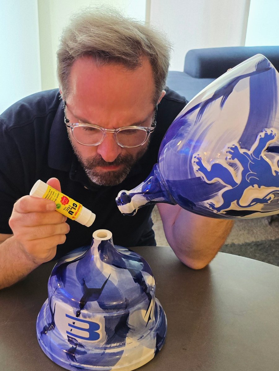 Julien_FEBREAU's tweet image. Moi, le Dimanche, j'adore bricoler...🛠️🏆😁

Je chine des vieux trucs sur les brocantes et je les rafistole !! 🧑‍🔧

Bon @Isack_Hadjar si tu veux revoir ton Trophée entier... enfin, en deux morceaux (🥴)... tu sais où me trouver !! 😉

#RDVau1erBraquage #Trophy #F1 #Bricorama