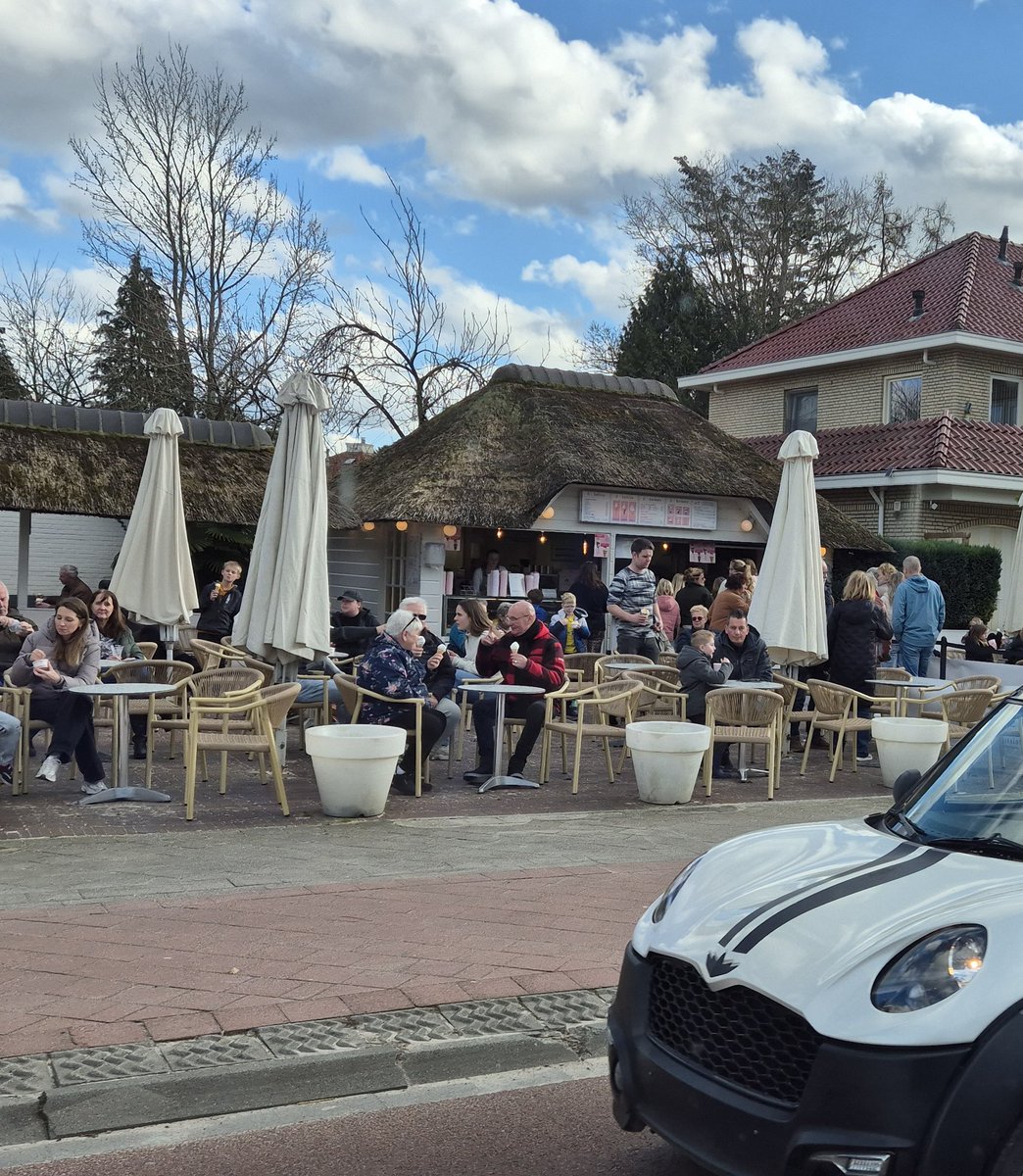 gerritwermink's tweet image. "13,5 graad en #Ekkelenkamp heeft hun uniek lekkere softijs al weer paraat😃" 
De #Lente is óók in #Ommen op deze manier ingeluid door veel mensen 🌱🌷