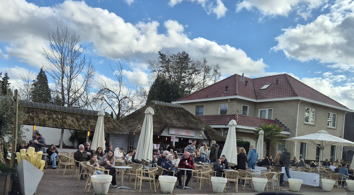 gerritwermink's tweet image. "13,5 graad en #Ekkelenkamp heeft hun uniek lekkere softijs al weer paraat😃" 
De #Lente is óók in #Ommen op deze manier ingeluid door veel mensen 🌱🌷