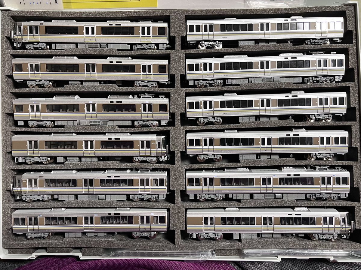 MM011014's tweet photo. これぞ、アーバンネットワーク！
はやく走らせたいです！

221系は愛岐車両センター様 @AigiTREC のスカート。
223系はRailroad Model R様 @r_railroad の車端部パーツ、そうじゃ様 @souja_mokei の体質改善車パーツを使いました！

両車とも湖西線仕様に！

#TOMIX
#KATO
#223系
#221系 https://t.co/mYW88kTL6t