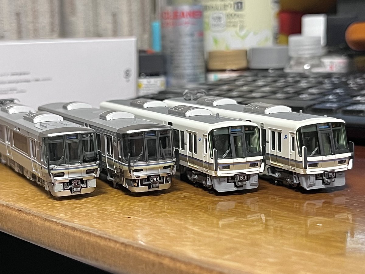 MM011014's tweet photo. これぞ、アーバンネットワーク！
はやく走らせたいです！

221系は愛岐車両センター様 @AigiTREC のスカート。
223系はRailroad Model R様 @r_railroad の車端部パーツ、そうじゃ様 @souja_mokei の体質改善車パーツを使いました！

両車とも湖西線仕様に！

#TOMIX
#KATO
#223系
#221系 https://t.co/mYW88kTL6t