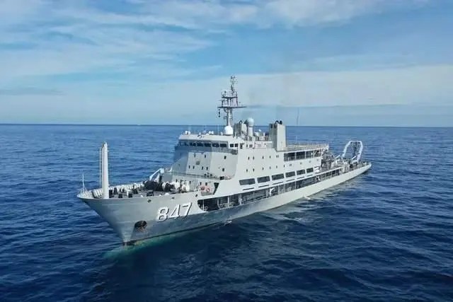 kalo kita mau ternak mini sub, berarti harus punya submarine tender ship dan submarine rescue vessel
