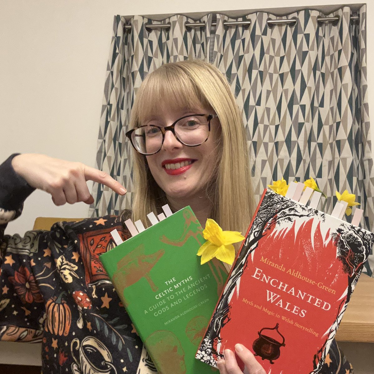 thebethanjames's tweet photo. #HappyStDavidsDay & #DyddGŵylDewiHapus 🏴🌼
To celebrate, here are a couple of my favourite Welsh myth books by Miranda Aldhouse-Green from @UniWalesPress
They’ve been great inspiration for my work-in-progress speculative crime novel 🔍
#amreading #WritingCommunity https://t.co/5KvWGLyAgQ