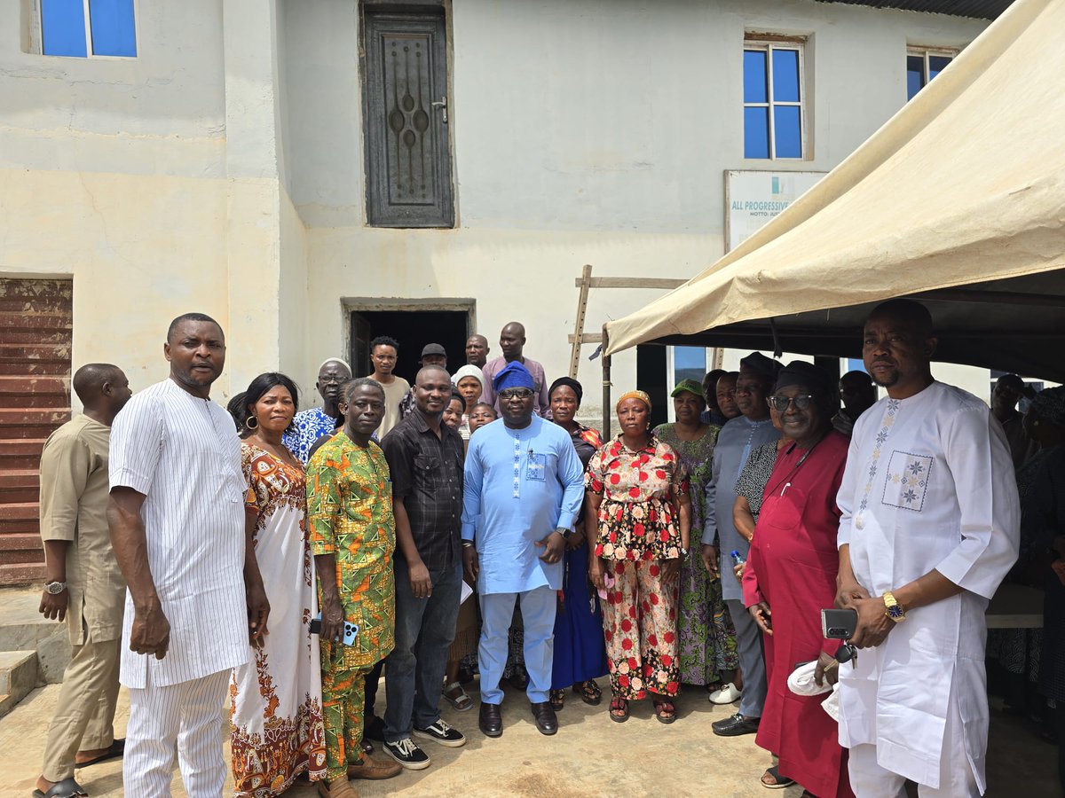 Jibs_baba's tweet photo. Hon Ajibola Adetula's visit to the igbokoro 1 ward 2 during the appointment of the new leaders

who better to represent you than someone who shows up
#Ajibs #owoandose2027 https://t.co/Z0ra4pnma9