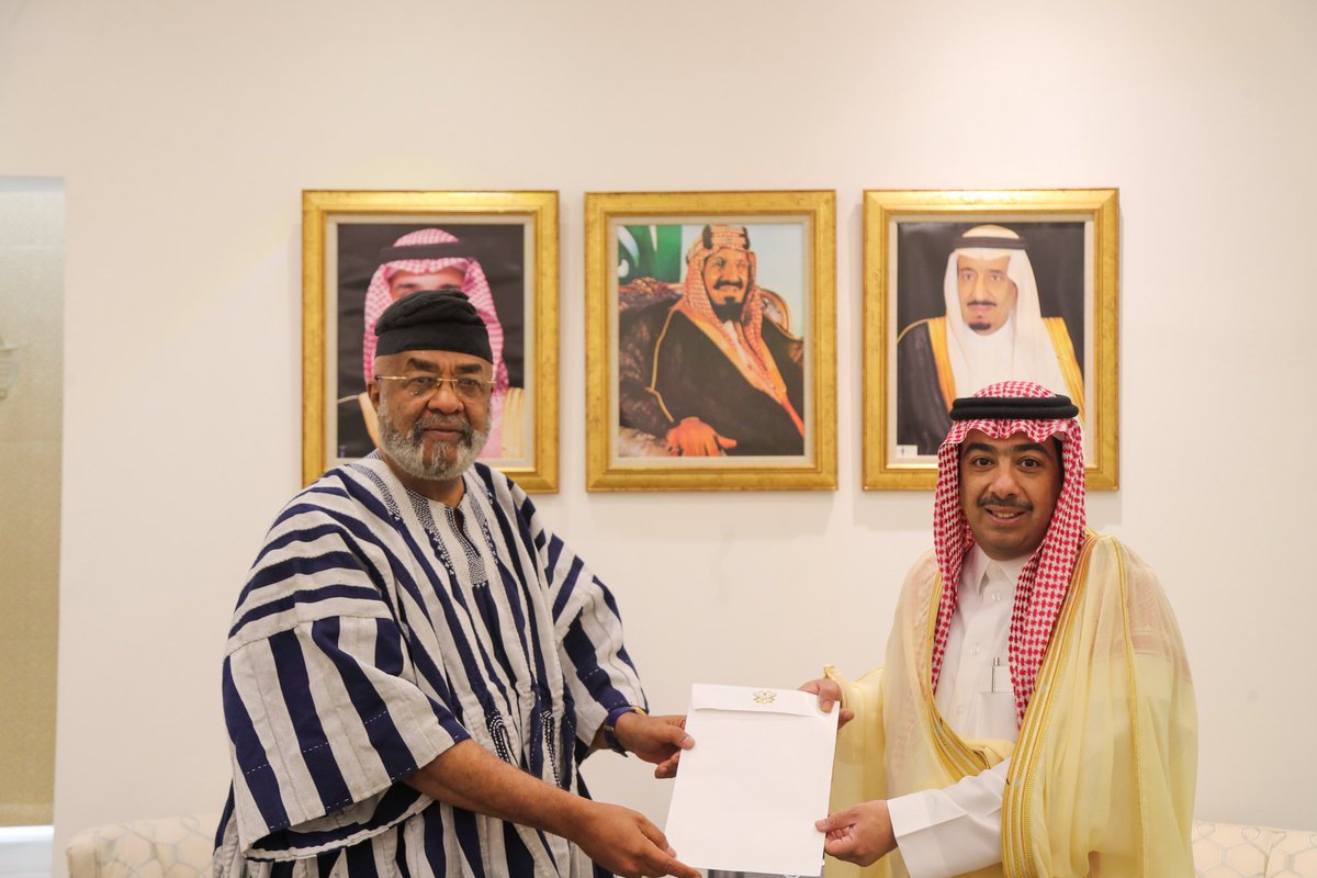 KSAMOFA's tweet photo. #الرياض | نيابةً عن سمو وزير الخارجية.. سعادة وكيل الوزارة لشؤون المراسم السفير #عبدالمجيد_السماري يتسلّم نسخة من أوراق اعتماد سعادة سفير جمهورية غانا المعيّن حديثاً لدى المملكة السيد سعيد صالح سيناري. https://t.co/RSHqlxIg4O
