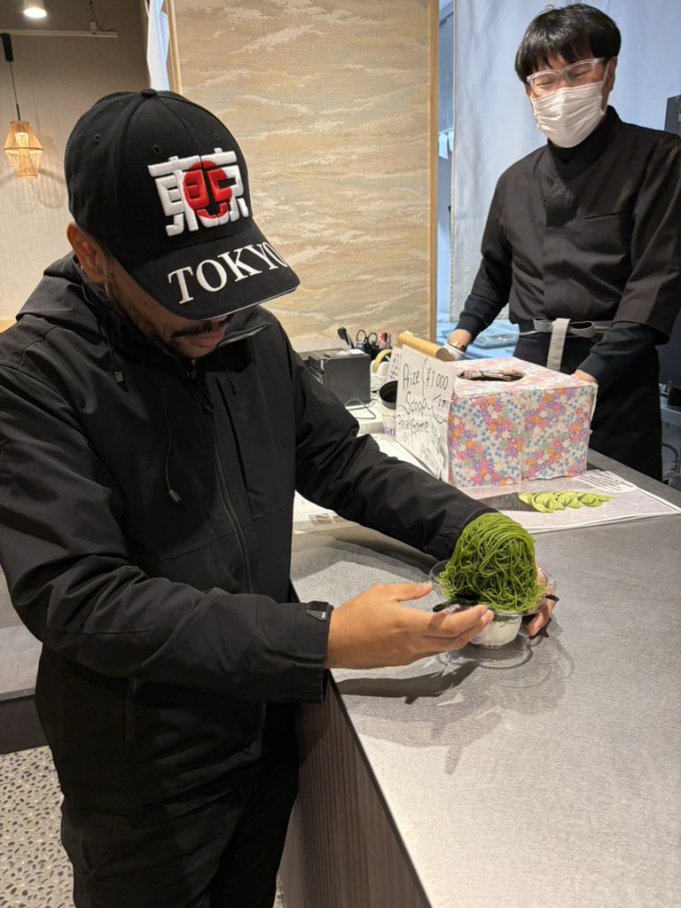 PedroRFC3's tweet image. Andando por Tóquio, cai na besteira de provar o tal sorvete de Matcha que viralizou na internet…. Pensa num troço ruim 😦😦😦 #tóquio #tokyo #matcha #viral #traveling