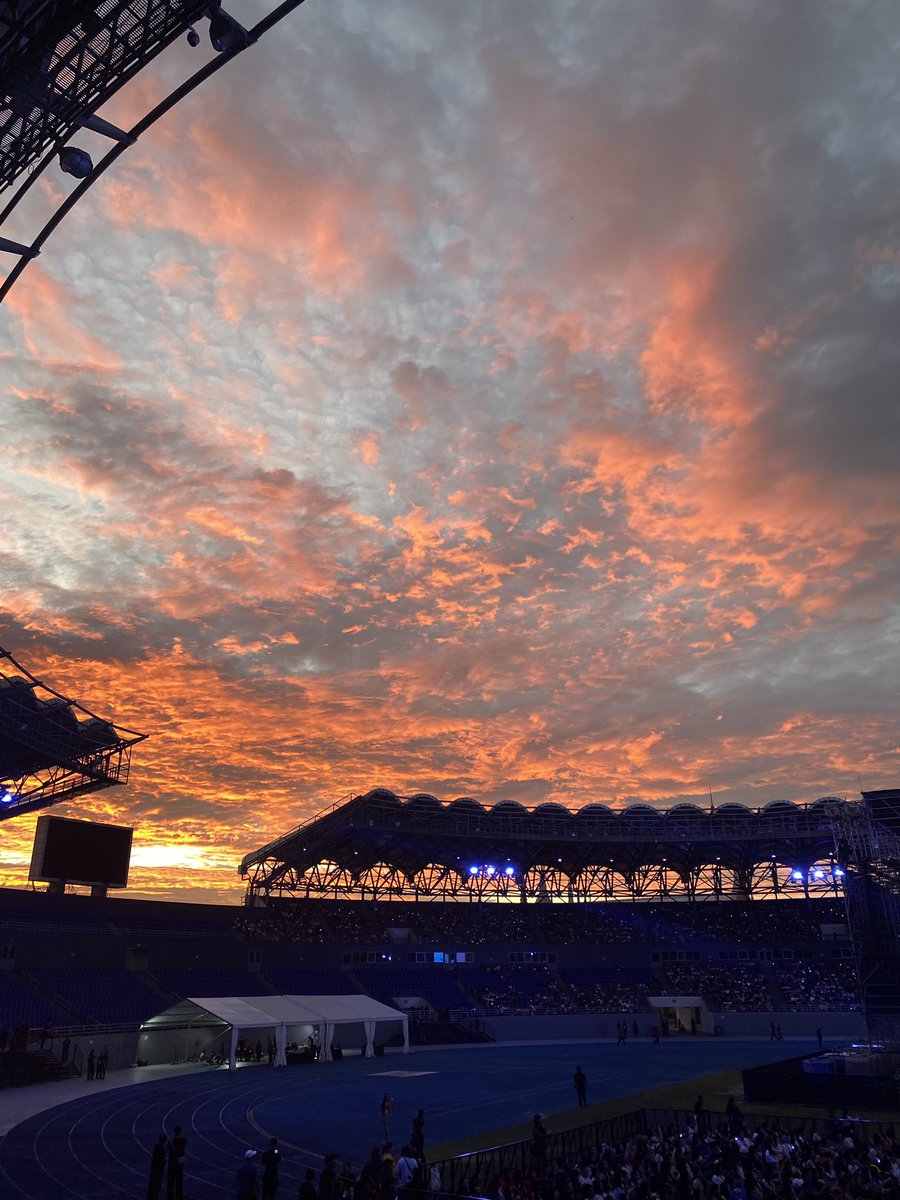 yo_ikeu's tweet photo. the sky was so pretty that day https://t.co/0ecoGiiN3T