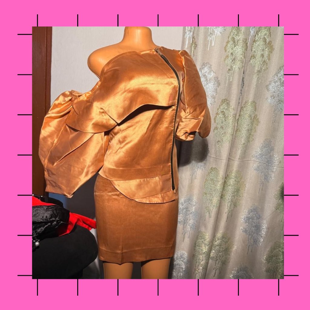 Puffy sleeve dress 
Size : UK 14/16
Price : N20,000
Condition : preloved 

Location : Egbeda, Lagos