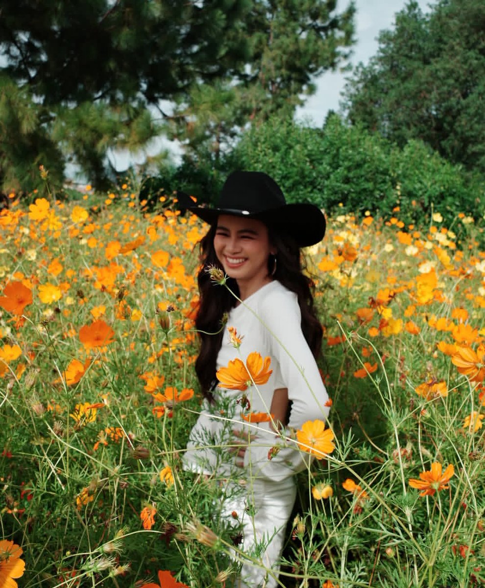 ashtinejpeg's tweet photo. she blooms 🌼 https://t.co/idLwb8l8Yk