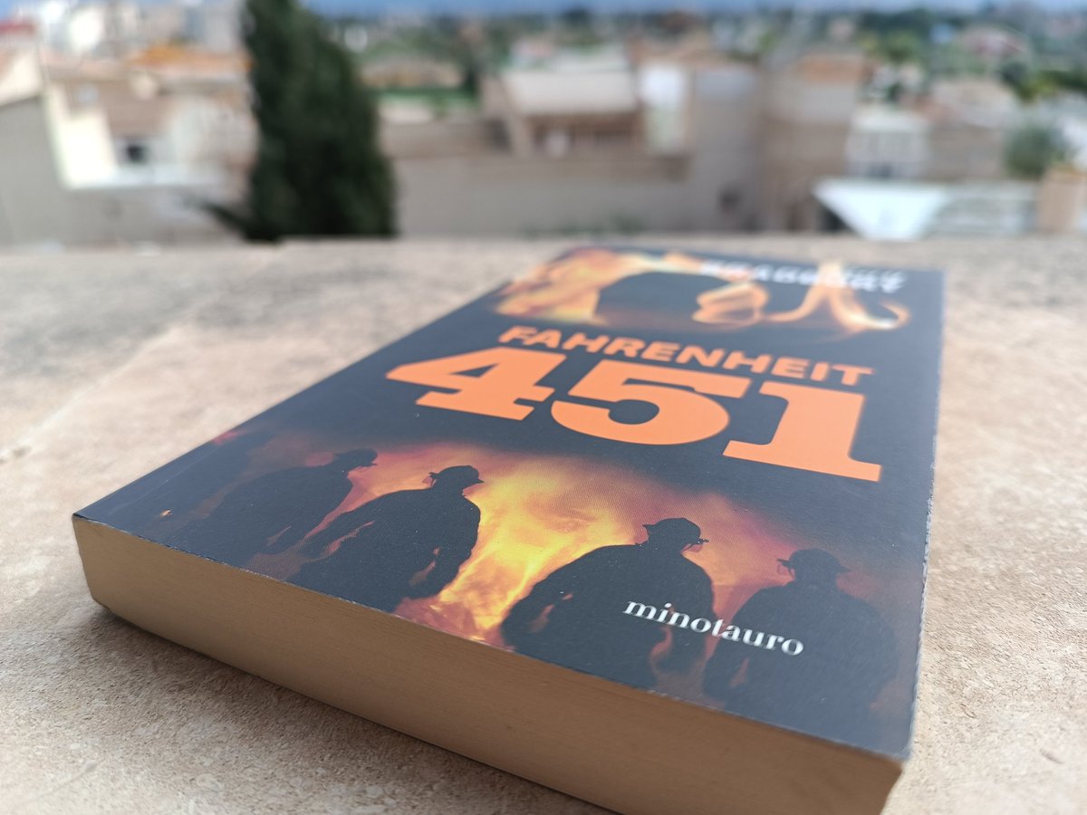 libroscopia's tweet photo. Fahrenheit 451, de Ray Bradbury, imagina un mundo donde los libros están prohibidos y los bomberos los queman.
Más que una distopía sobre censura, es una advertencia sobre la distracción y la comodidad de no pensar.
Breve, simbólica y todavía inquietantemente actual. https://t.co/Lgnx2tkhhd