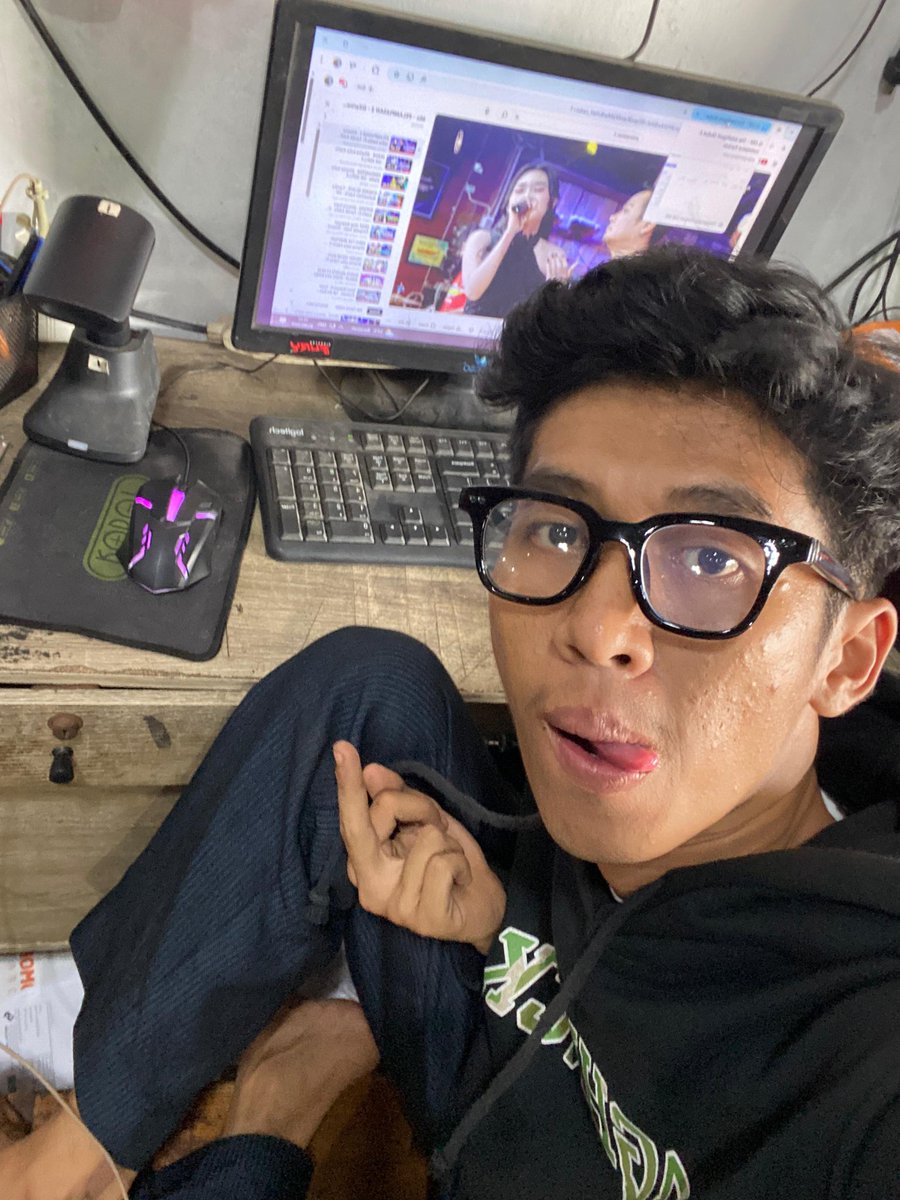 danssleepy's tweet photo. kehidupunk minggu tetep kerja https://t.co/5X3HWjNkYb