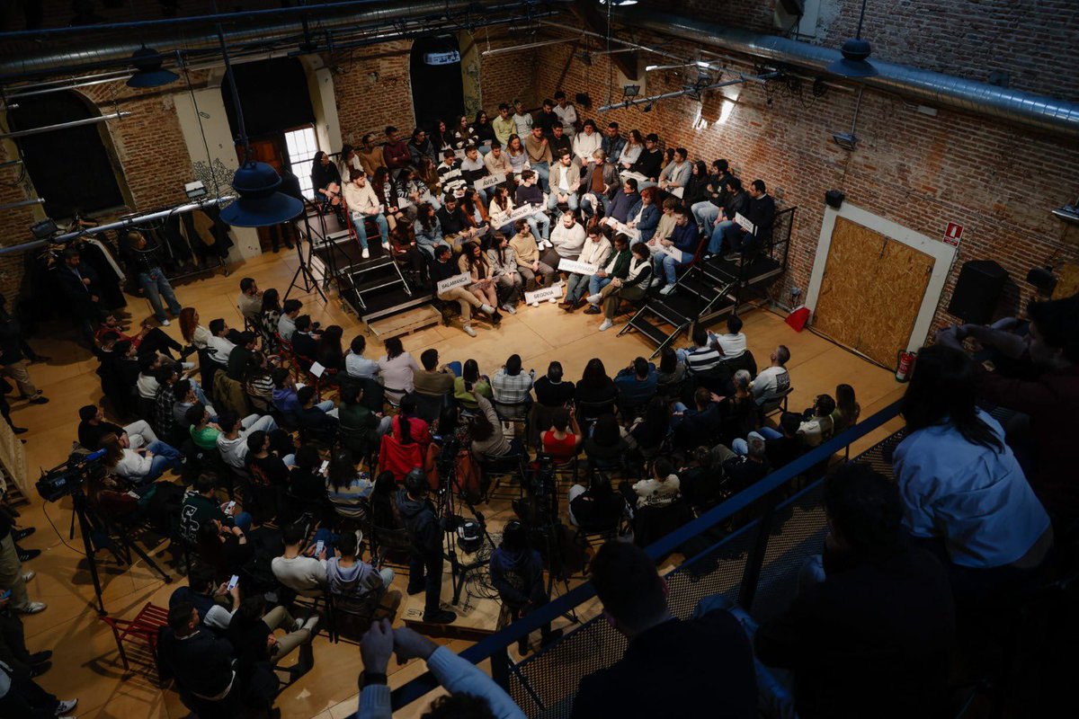 Hoy en Valladolid he compartido con jóvenes de toda la Comunidad su compromiso para que Castilla y León vuelva a ser tierra de oportunidades. 

Los jóvenes quieren quedarse y volver.

Tenemos un plan de futuro claro: formación, empleo y vivienda. ¡Vamos a hacerlo posible el 15M!